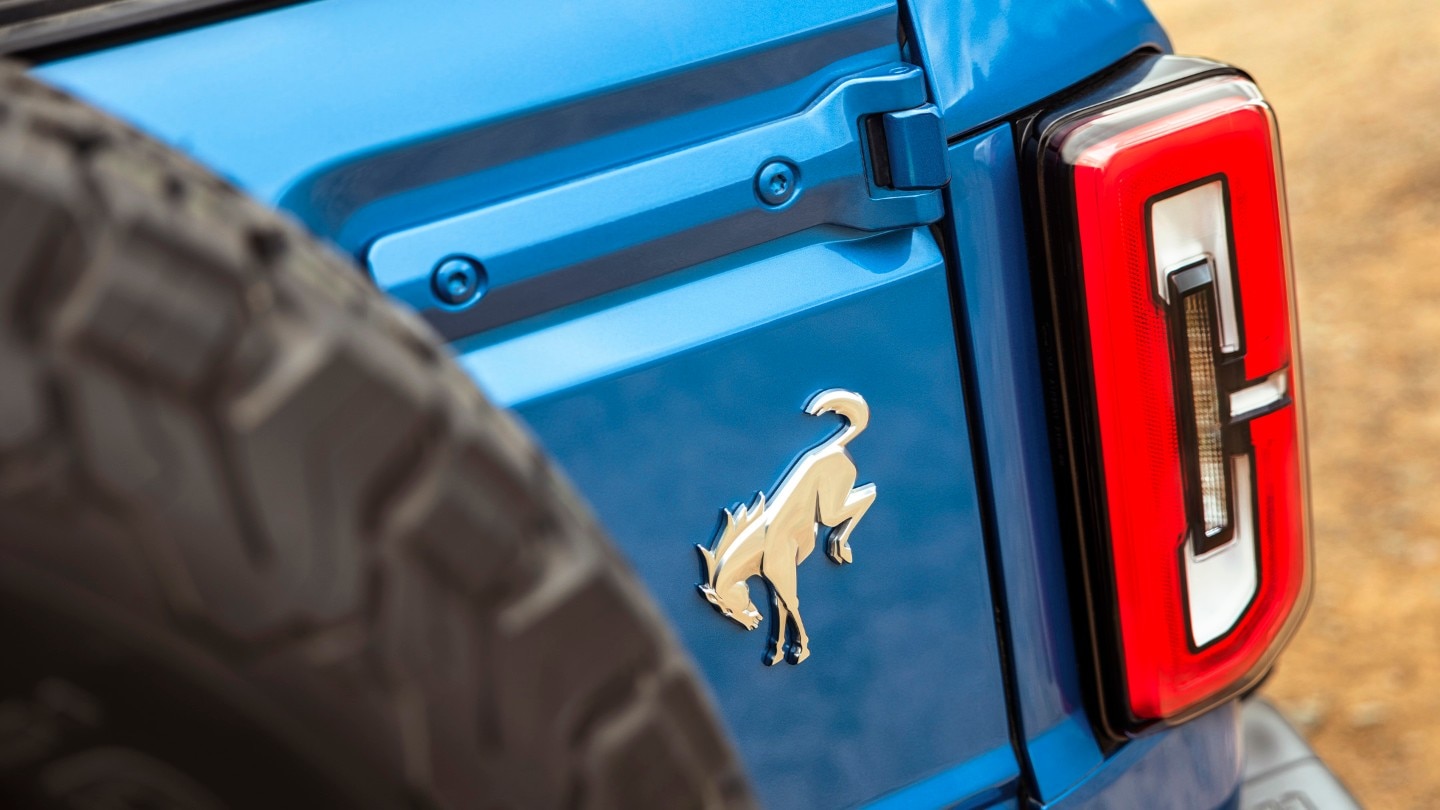 Ford Bronco in Blau. Detailansicht Heckpartie, Rückleuchten und Emblem