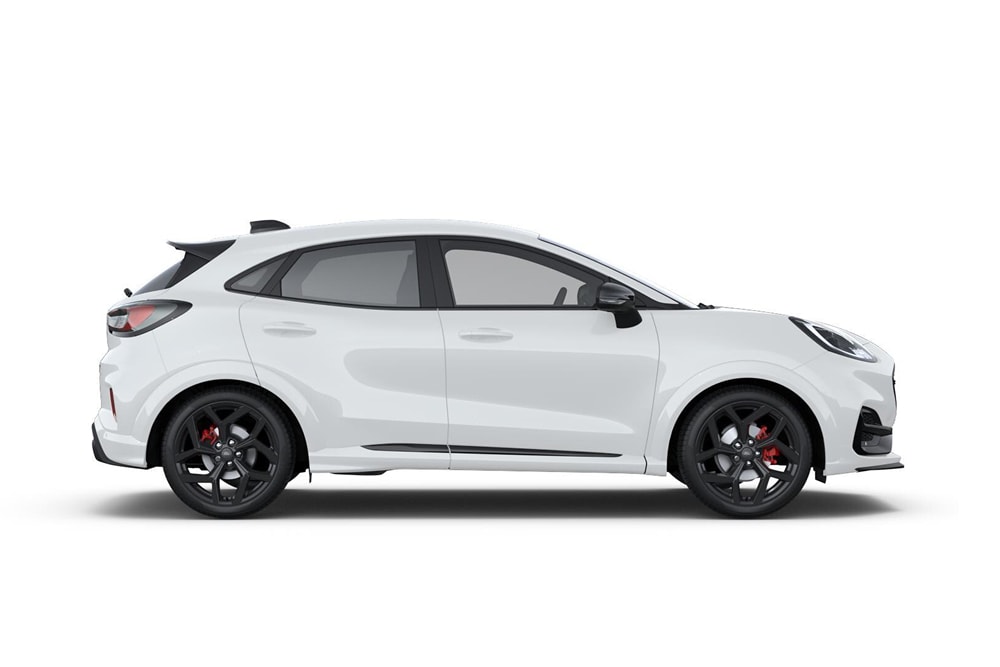 Ein weißer Puma ST aus der Reihe der Kleinwagen von Ford.