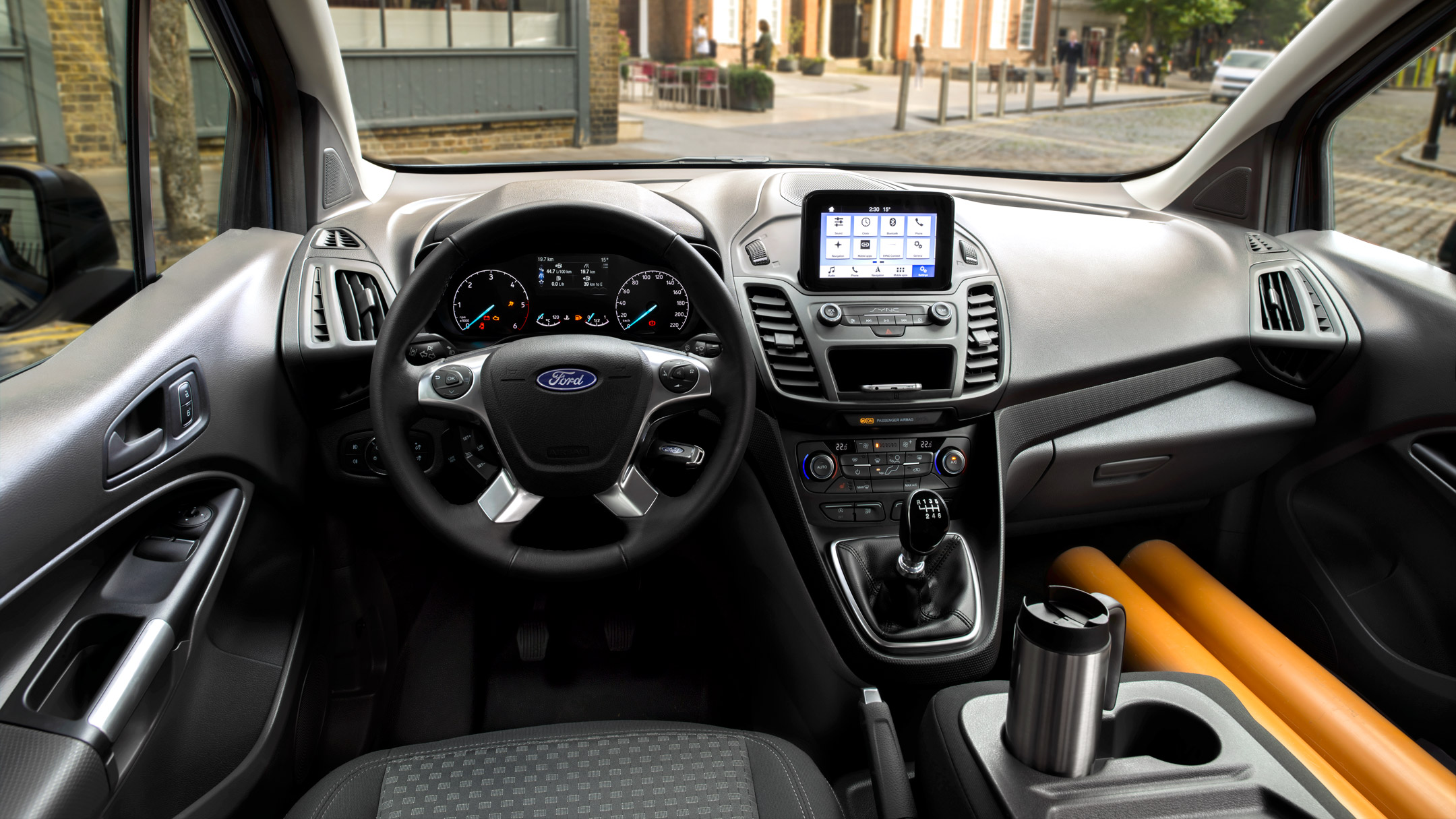 Ford Transit Connect Kastenwagen Innenraumansicht Ladung im Fußraum