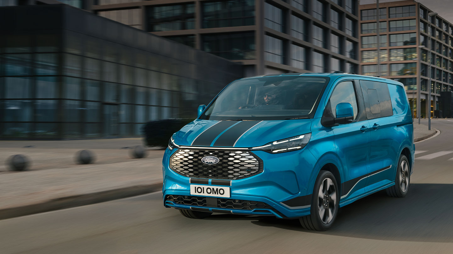 Blauer Ford E-Transit Custom Sport Doppelkabine-in-Van