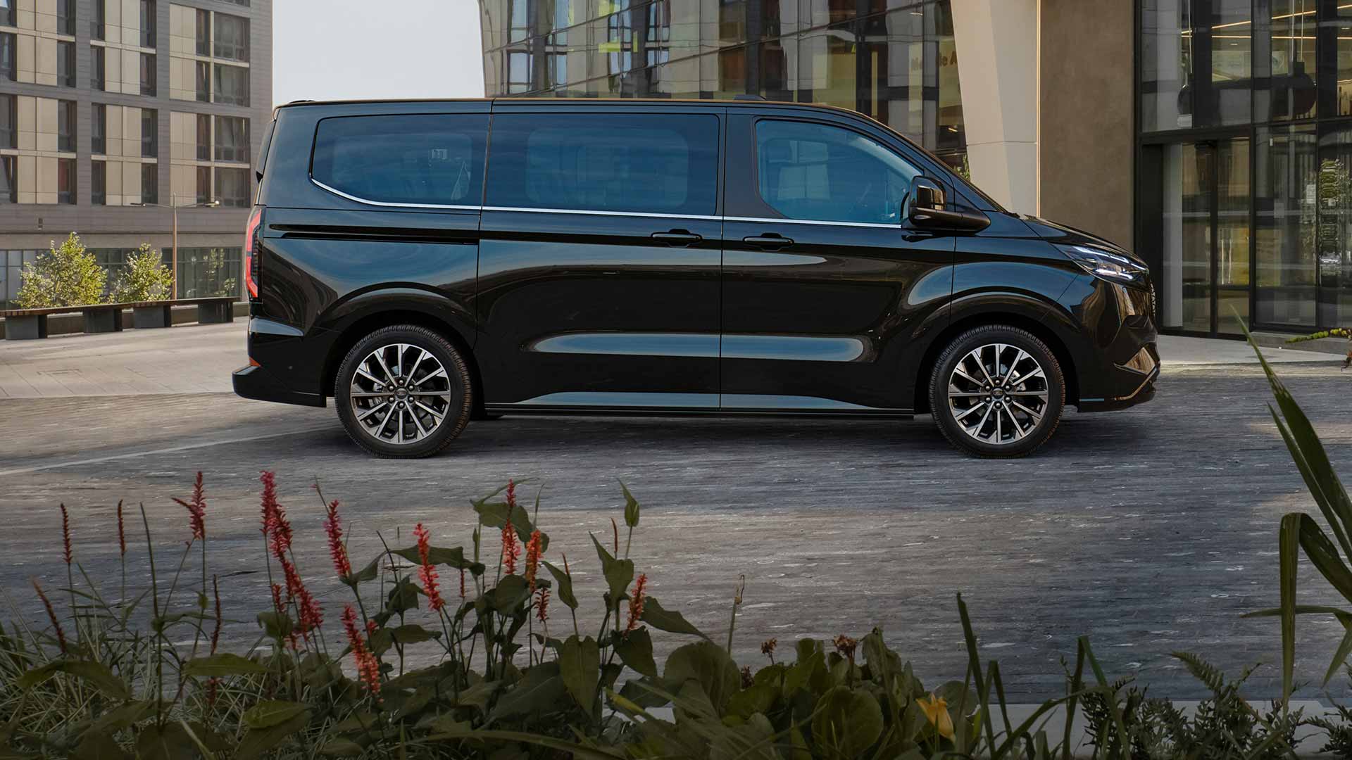Ford Tourneo Custom side view