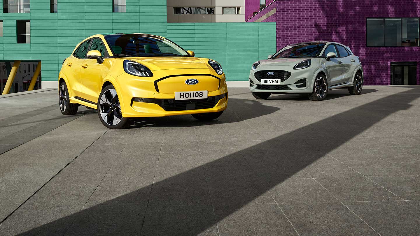 Ein gelber elektrischer Ford Puma Gen-E® parkt neben einem grauen, benzinbetriebenen EcoBoost® Ford Puma®.