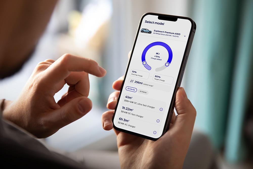 Person, die die Ford EV Life Webseite auf ihrem Mobiltelefon verwendet. 
