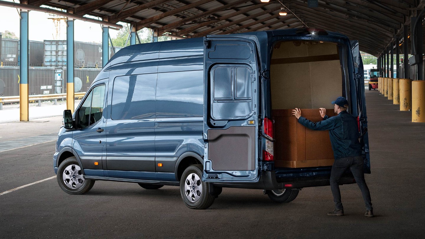 Blauer Ford Transit Kastenwagen Trend Hecktür Industrie Umzug Mitarbeiter