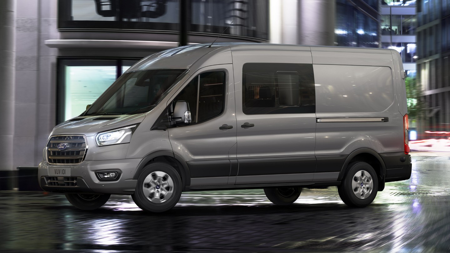 Silber Ford Transit Doppelkabine Trend Beleuchtung Stadt