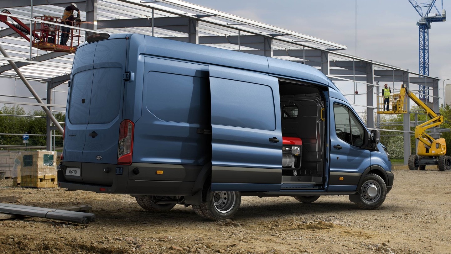 Blauer Ford Transit Kastenwagen Trend Schiebetür Baustelle