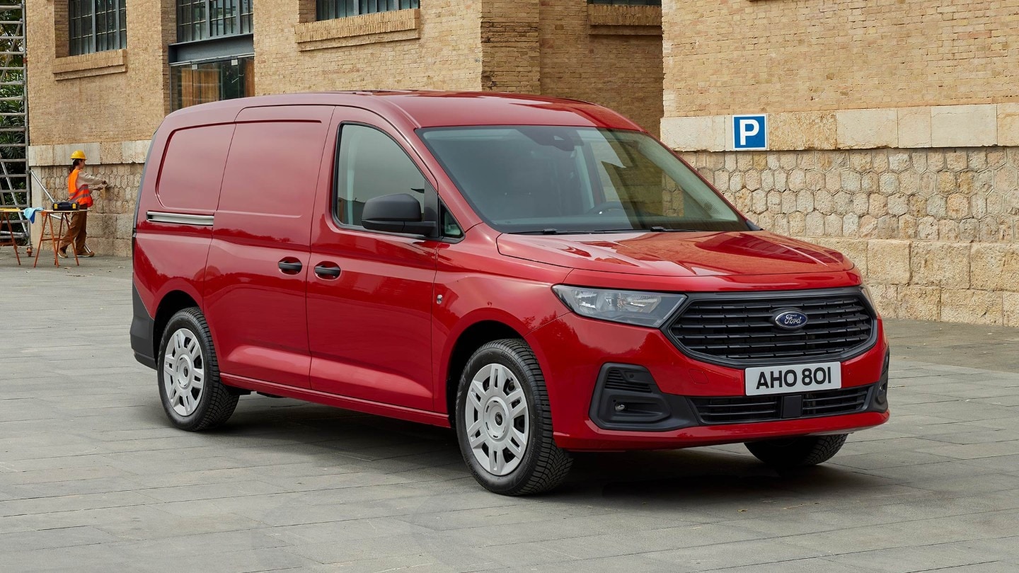 Ford Transit Connect Trend in Maple Red mit Kühlergrill und automatischen Scheinwerfern.