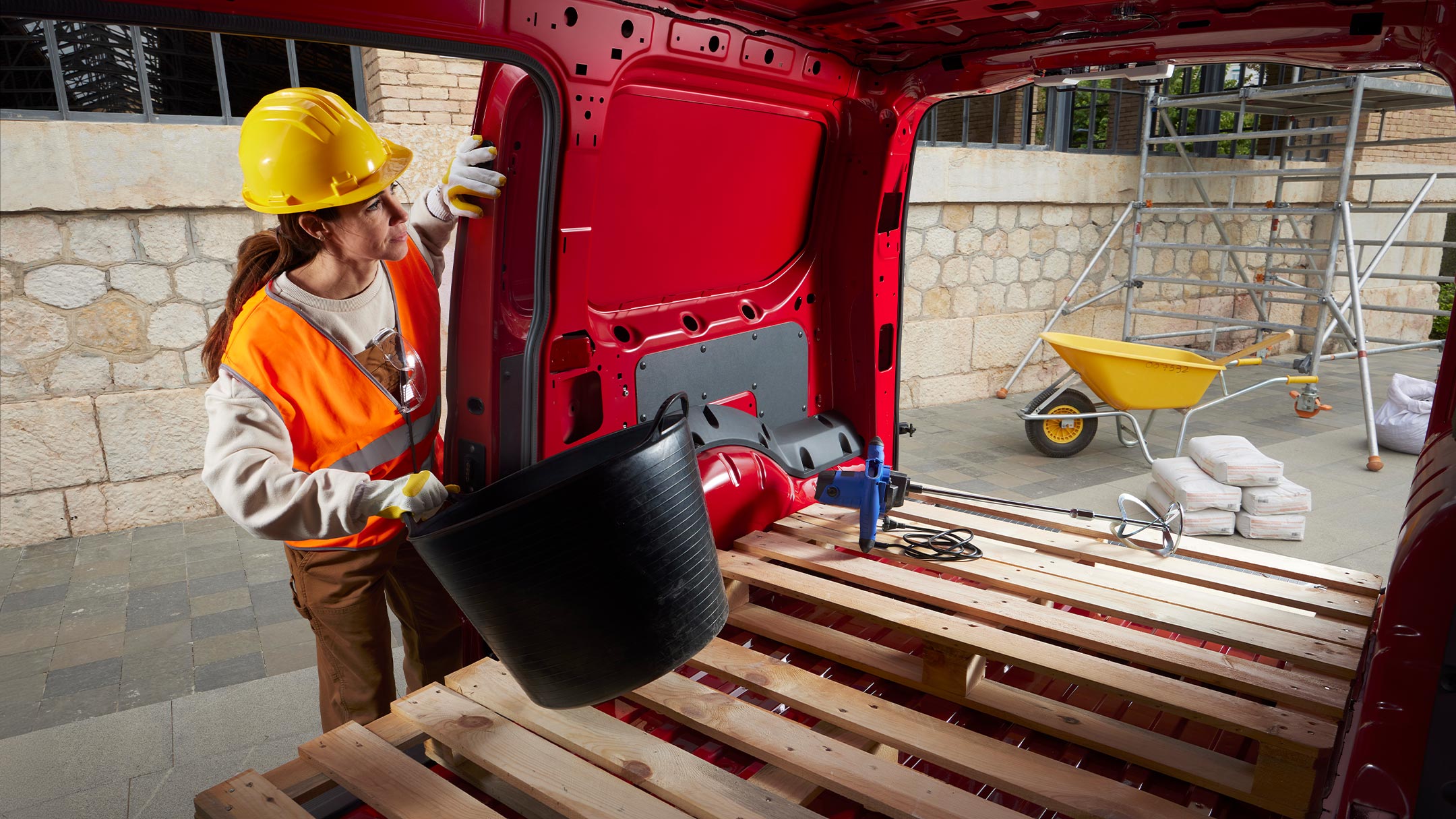 Transit Connect mit geöffneten Seiten- und Hintertüren, auf einer Baustelle.