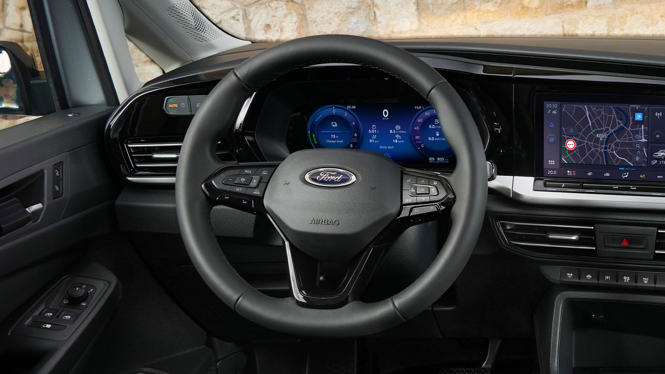 Fahreransicht des Ford Transit Connect mit beheiztem Lenkrad, digitalem Kombiinstrument und 10-Zoll-Touchscreen. 