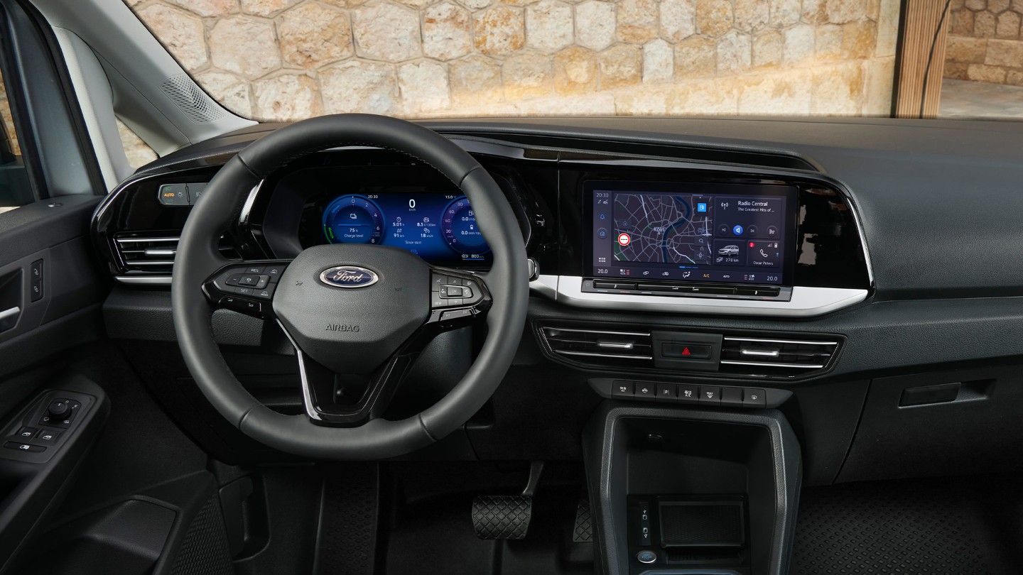 Vorderer Innenraumbereich des Ford Transit Connect mit Lenkrad, digitalem Kombiinstrument und 10-Zoll-Touchscreen.